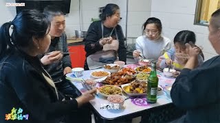 好客的农民家？哥哥嫂子来，熬鸡炖鱼6个菜！