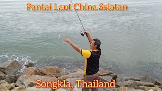 Mancing ikan pantai Laut Cina Selatan, Soi Sawan Beach, Thepha, Songkla, Thailand.