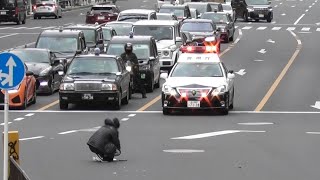 交差点で何かを拾う兄ちゃん！パトカーの警察官に両脇を抱えられて…何があった？