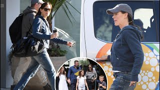 Jennifer Garner and Ben Affleck volunteer to help feed LA firefighters