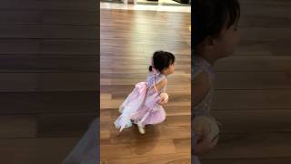 小可爱跑起来为什么撅着屁股呢？#cute #cutebaby #baby