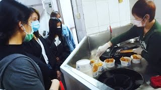 福建阿姨靠卖豆腐生意火爆，因太臭搬店2次？1个3元想吃要排队