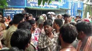 JSGLIVE.IN - Jamera Villagers clashing each other for Rice Distribution at Panchayat Office