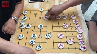 红方小伙下棋真有法儿，就是不让黑方赢棋，把黑方气的不轻