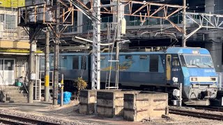 JR貨物EH200形15号機＋コキ20B（両）が高崎駅7番線を通過するシーン（2088レ・高A203・コンテナ輸送）2024.12.11