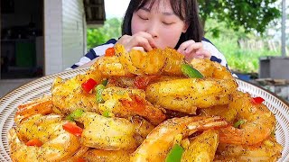 Qiu Mei is greedy to make a shrimp with pepper and salt today. The taste is crisp and full of fragr