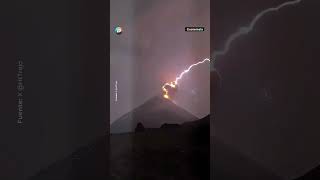 Guatemala: impactante tormenta y erupción del volcán de Fuego