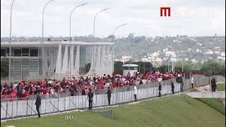 Acesso é liberado novamente e cresce público Praça dos Três Poderes