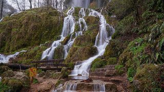 Wassermassen am Uracher Wasserfall zur Schneeschmelze im April 2022