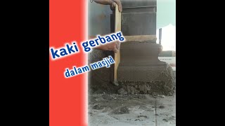 Relief kaki gerbang dalam masjid