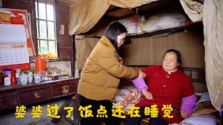 婆婆睡到12点不起床，儿媳妇开门一看心疼了，连忙带婆婆去医院