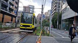 都電荒川線8900形8907号車三ノ輪行き巣鴨新田駅～大塚駅前駅通過(2023/11/18)