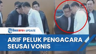 Arif Rachman Peluk Pengacaranya seusai Dijatuhi Vonis 10 Bulan Penjara, Lebih Rendah dari Tuntutan