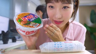 [ASMR] Quietly Eating Cup Noodles and Kimbob at the office | Feat. My Little Brother