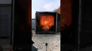 Darstellung einer Propangas-Verpuffung im Brandübungscontainer