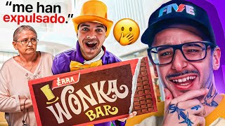 se cuela en una fábrica de chocolate disfrazado de Willy Wonka...