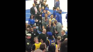 Steph calmed tensions between a Warriors fan and a security guard ✊
