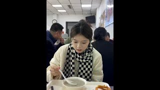 瞧这孩子喝得多开心，蹦蹦跳跳就出门了#豆汁 #老北京 #美食vlog