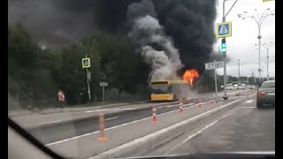 Горящий пассажирский автобус в Мурманске попал на видео