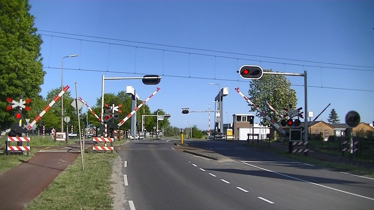 Spoorwegovergang Coevorden // Dutch Railroad Crossing - YouTube