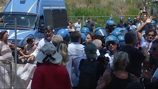 Italy: angry locals refuse to accept migrants in their communities