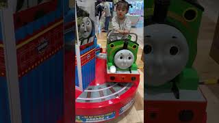 機関車トーマスに乗る２歳の幸せな冒険 - A Happy Journey with a 2-Year-Old on Thomas the Tank Engine!#shorts