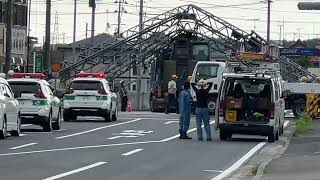 松島町明神踏切にて高さ制限橋脚をトレーラーが引っ掛ける事故発生