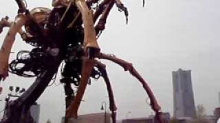 巨大グモを調教　By La Machine Giant Spider in Japan Yokohama 2009 04 19