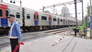 서빙고북부 건널목을 지나는 중앙선 8량 열차 - Jungang Line train near Seobingo Stn.