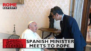 Spanish minister gifts #PopeFrancis bananas from #LaPalma, island devastated by volcano 🌋