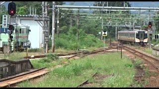 飯山線の線路やホームがある越後川口駅に到着する上越線上りE129系