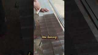 Cara mengaplikasikan lem kuning ke hpl #highpressurelaminate #carpenter #lemkuning