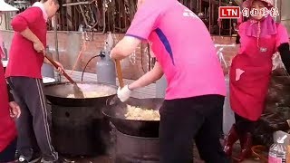 上萬份熱食迎接白沙屯媽祖 神轎停哪香燈腳都有得吃