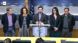 Garzón afirma tras reunirse con el PSOE que sólo están hablando de la investidura
