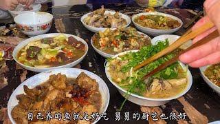 农村舅舅请客吃饭，花的钱不多，却比大饭店的好吃又健康！大赞！