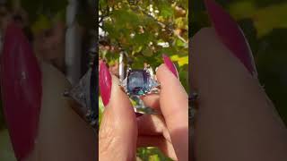 This exquisite Alexandrite gemstone ring from Giliarto is pure magic