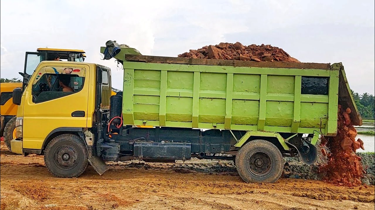 Mobil Dump Truk Canter Bak Besar Bongkar Muatan Tanah Cadas... - YouTube