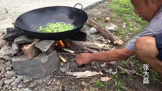 大山里的午饭 石头为灶 干柴为火 简单真实 这样的场景你见过吗？