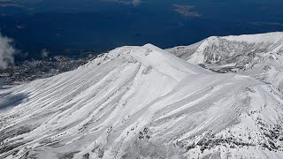 旭岳雪化粧　平年より４日早く初冠雪（2019/09/21）北海道新聞