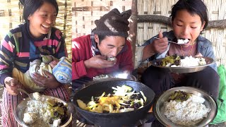 Manjita \u0026 somuhang cooking  chayote \u0026 buff mix curry rice for them in their new sheep hut