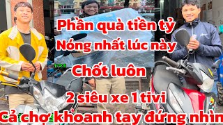 Những phần quà lớn nhất trong đời chưa từng có,khiến cho cả làng  kéo nhau đến xem.