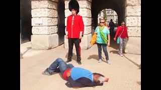 guy tries to fight royal guard (BIG MISTAKE)