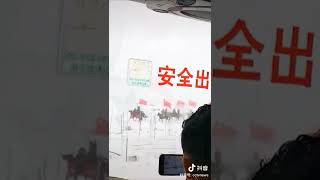 看见国旗，瞬间破防！新疆牧民“策马踏雪”，送别中国越野滑雪队员，祝他们在冬奥赛场升起国旗！