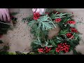 ghirlanda natalizia con bacche rosse e pino vero costo zero. diy christmas wreath super low cost