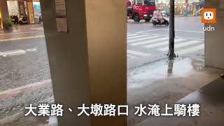 雨彈猛炸！台中北屯區松竹寺水淹腳踝 多車困水坑