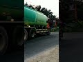 Entah siapa yang salah, truk tangki cpo maksa nyalip di lempar sandal, family