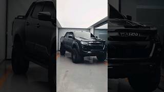 Black Isuzu D-Max ⚫