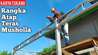 MEMASANG TIANG  PADA CREMONA BAJA RINGAN DILANJUTKAN MERANGKAI CREMONA ATAP TERAS MUSHOLLA