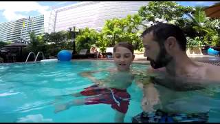 Gurra och Hasse testar poolen på hotellet i Bangkok