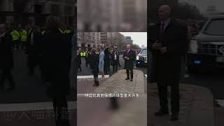 特朗普游行时，这位光头保镖的怪异行为，引起了很多网友的关注 #科普知识 #特朗普 #保镖 #内容启发搜索